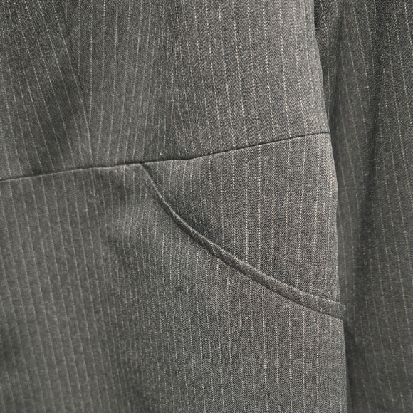 Le Suit Dark Gray Pinstripe Pantsuit Excellent Condition Size 22 W - Picture 6 of 16